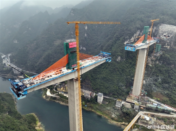 亚洲第一高墩矮塔斜拉桥完成索塔封顶：3号主墩高度216米 ！