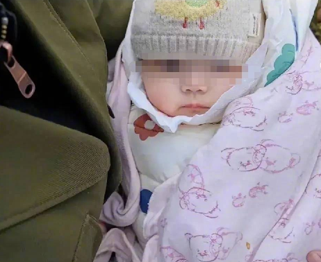 被遗弃半岁女婴父母双亡?当地回应：仍在排查及寻找其父母 ！