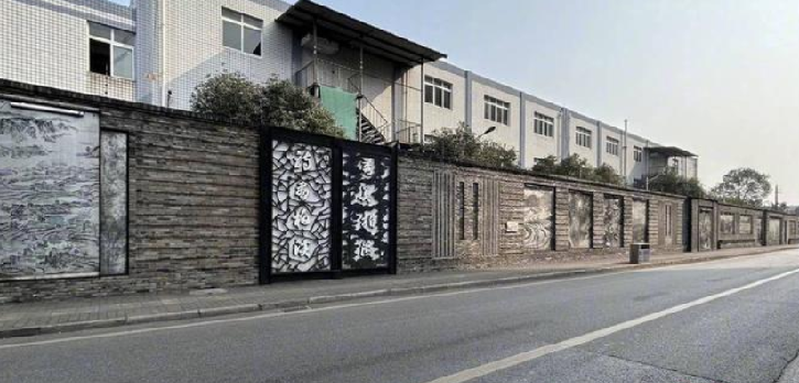 宜宾一文化墙被吐槽像灵堂 ！官方回应：各人审美水平和审美角度不一样 ！